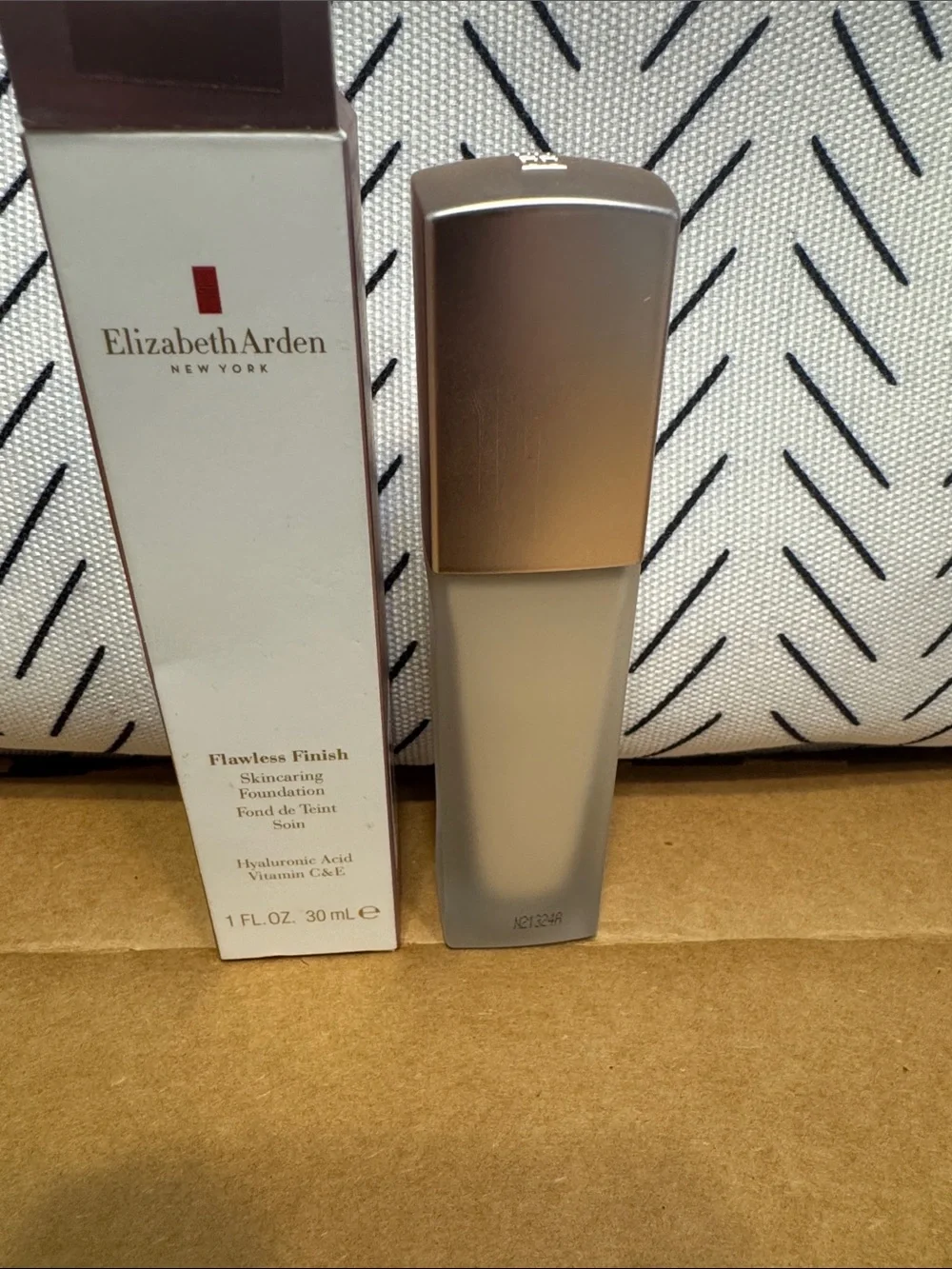 Elizabeth Arden Flawless Finish Foundation 120W - Light Beige Bottle & White Box